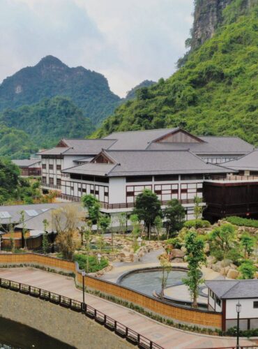 yoko-onsen-header-black-scaled